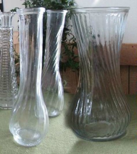 Upcycle Glass Vases, Glass Flower Vase Ideas, Diy Paint Vase Ideas, Crafts With Glass Bottles, Vase Repurpose, Upcycle Vases, Decoupage Vases, Vase Upcycle, Bottle Fish