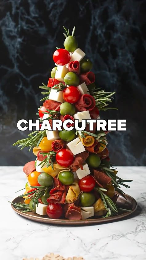 Charcuterie Platter Ideas, Christmas Happy Hour, Appetizer Tree, Charcuterie Tree, Christmas Party Food Appetizers, Finger Food Menu, Homemade Holiday Gift Ideas, Charcuterie Christmas, Christmas Charcuterie Boards