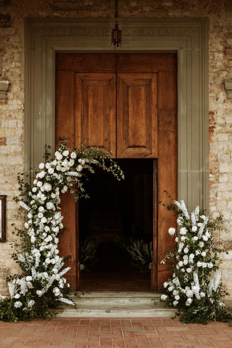 Ceremony Decorations Church, Wedding Church Decor, Catholic Wedding Ceremony, Church Wedding Flowers, Tuscan Countryside, Church Wedding Decorations, Wedding Altars, Tuscan Wedding, Church Flowers