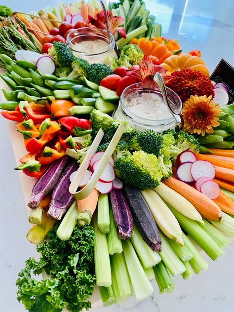 Round Veggie Platter, Veggie Board Display, Elegant Vegetable Tray, Veggie Tray For A Crowd, Veggie Crudite Platter, Crudites Platter Ideas, Fall Crudite Platter Ideas, Crudite Platter Ideas Presentation, Beautiful Veggie Tray