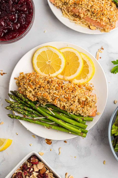 You'll love the crispy coating on almond crusted salmon. Parmesan cheese, crushed almonds, and butter star in this easy but fabulous baked salmon. Salmon Crusted, Almond Salmon, Almond Crusted Salmon, Crusted Salmon Recipes, Parmesan Crusted Salmon, Crusted Fish, Salmon Bites, Almond Crusted, Easy Salmon Recipes