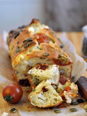 Brot mit Tomaten, Schafskäse und Kürbiskernen Sheep Cheese, Loaf Recipes, Idee Pasto Sano, Pumpkin Bread, Whole 30 Recipes, Paleo Recipes, Food Inspiration, Pesto, Diet Recipes