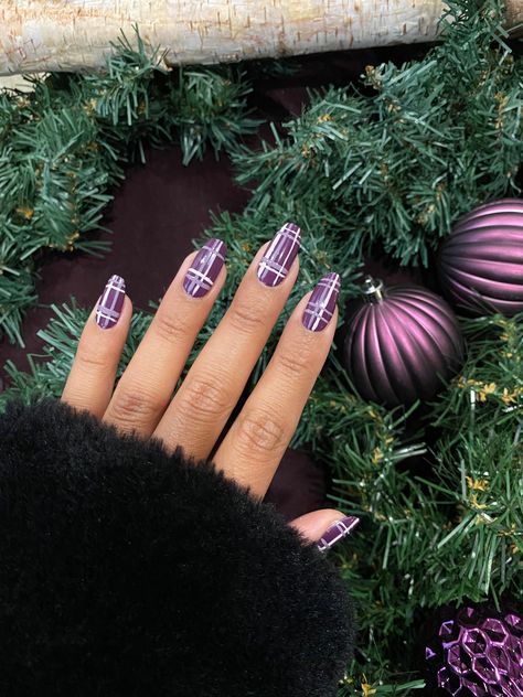 Plaid Christmas Nails, Plaid Nail Designs, Plaid Nail Art, Christmas Nail Art Ideas, Football Nails, Red Nails Glitter, Holiday Nails Winter, Festive Nail Art, Fall Gel Nails