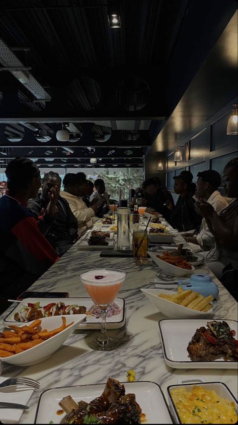 Dinner with friends, black people Black Family Reunion Aesthetic, Black Family Dinner, Eating With Friends Aesthetic, Group Dinner Aesthetic, Black Family Dinner Aesthetic, Dinner Black People, Black People Party, Dinner With Friends Aesthetic, Eating Out With Friends