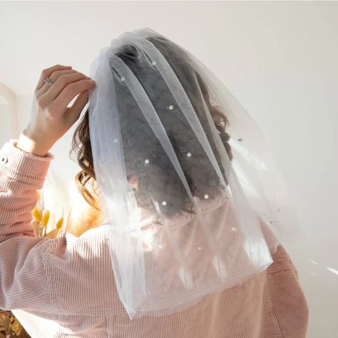 ALL HAIL THE VEIL SWIPE for some of the epic veils just waiting to be worn by you 💍🤍🏹 Confetti Theme, Short Bride, Hen Party Outfits, Veiled Hats, Pearl Veil, Tulle Veil, Pearl Bride, Tulle Veils, Bridal Bag