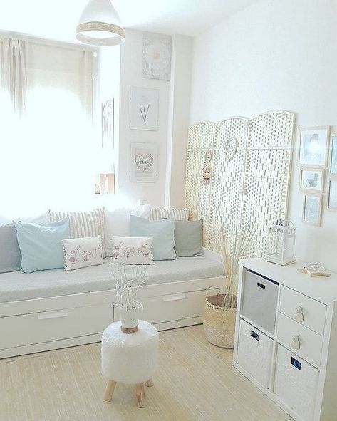 Small Space Decorating, Daybed Room, Deco Studio, Small Room Design, For Home, Living Room On A Budget, Decorating Small Spaces, Living Room Decor Apartment, Small Living Rooms