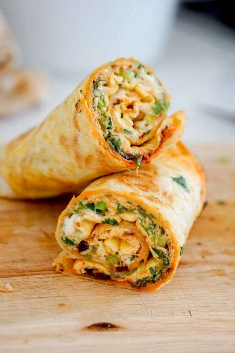 Tortilla Roll Up, Breakfast Crepe, Chinese Breakfast, Recipes Chinese, Chinese Street Food, Asian Breakfast, American Snacks, Tortilla Rolls, Breakfast Crepes