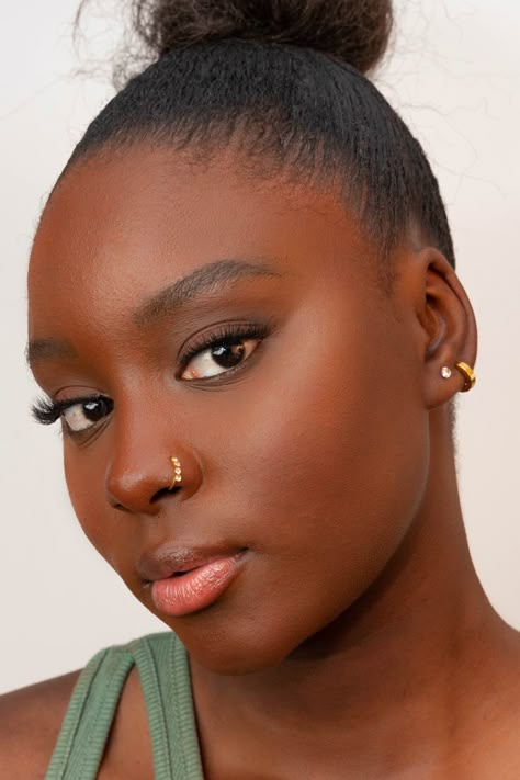 Piercing nez discret Multiple Nose Piercings Rings, Noes Pericing Black Women, Double Piercing Nez, Hippy Nose Piercing, Nose Piercing Gold, Nose Piercing Brown Girl, Gold Nose Piercing, Nose Peircing, Cute Nose Rings