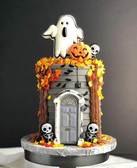 Haunted House Halloween Cake, Haunted House Cake, Decorating A Cake, Cake Design Inspiration, Haunted House Halloween, House Cake, Halloween Sweets, Dessert Cake Recipes, Halloween Cake