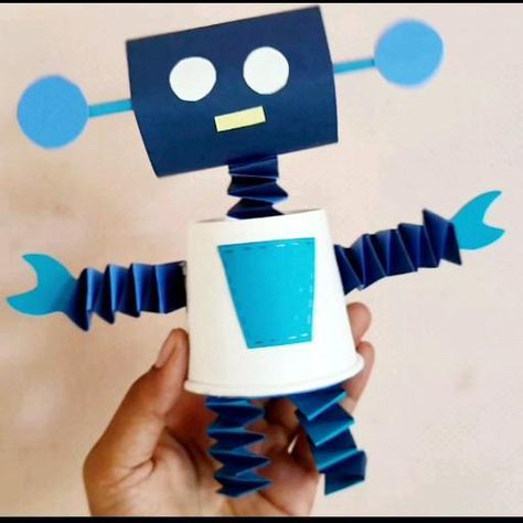 Robot For Preschoolers, Robot Made From Recyclables, Robot From Waste Material, Kindergarten Robot Project, Robot Diy Recycle, Diy Robot From Recycled Material, Toddler Robot Craft, Robot Craft Ideas, Robot Art Project