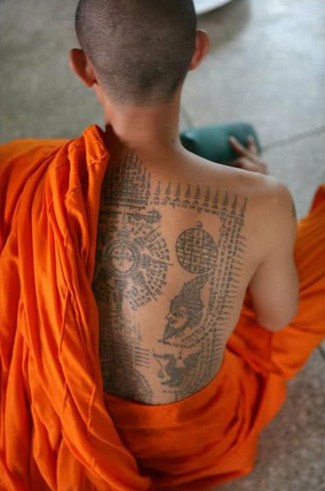 Sak Yant ~ A monk at the Wat Bang Phra temple outside of Bangkok meditates while tattoos are inked onto a long line of devotees. Sak means "tapping" or "tattooing", and Yant is derived from Yantra, which means "sacred geometrical design”. For hundreds of years Thai and Khmer warriors were renowned and feared  for their magical patterns on their skin. These patterns were a mixture of Buddhist psalms and prayers, and shamanistic sayings and magic. Cover Ups Tattoo, Magic Tattoos, Deer Tattoos, Tattoo Espalda, Yantra Tattoo, Tibetan Tattoo, Cream Tattoo, Sacred Tattoo, Temple Tattoo