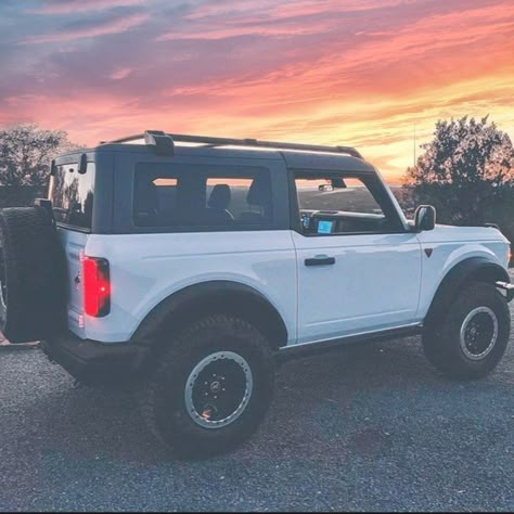 2 Door Ford Bronco, Two Door Bronco, White Bronco Aesthetic, White Bronco Sport, 2 Door Bronco, Bronco Aesthetic, White Ford Bronco, Bronco White, Ford Bronco 2 Door