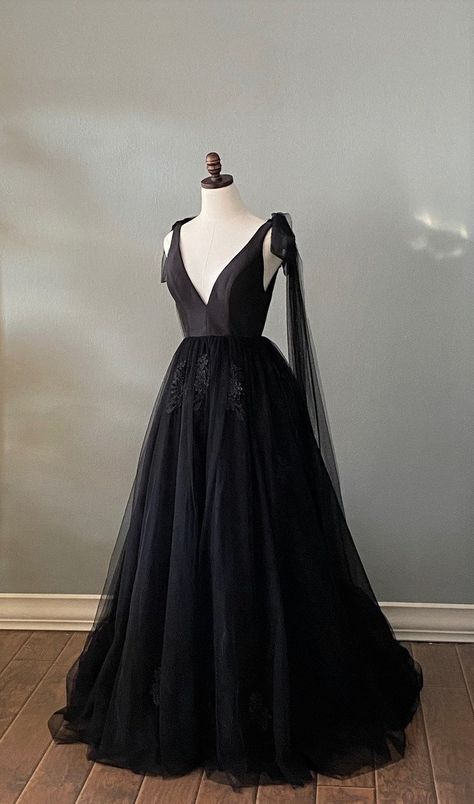 Wedding Dress Backless, Lace Embellishments, Black Wedding Gowns, Colored Wedding Dress, Black Wedding Dress, Wedding Dress Flowy, Alternative Wedding Dresses, Dress Backless, Tea Length Wedding Dress