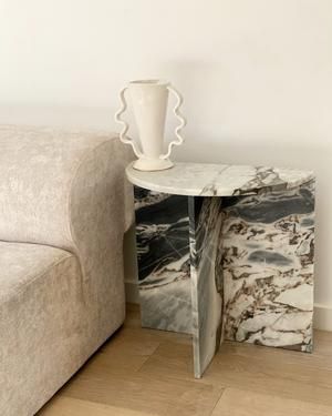 La Luna, Calacatta Nero Quartz Sid Table by En Gold – en gold Granite Furniture, Marble Side Table, Marble Furniture, Side Table Design, Marble Side Tables, Minimalist Interior Design, Marble Art, Living Table, Marble Coffee Table