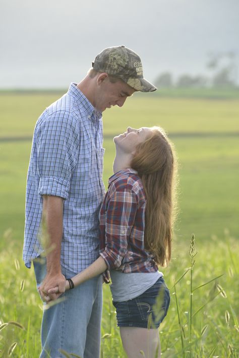 Love this, tall and short! That's how I am! Couple Reference Poses Height Difference, Couple Photo Tall And Short, Tall Bf Short Gf Poses, Cute Tall And Short Couple Poses, Tall And Short Person Poses, Couple Picture Ideas Tall And Short, Tall Boyfriend Short Girlfriend Photo Poses, How To Pose Tall And Short Couple, Tall And Short Couple Photoshoot