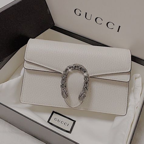 White gucci bag Stylish School Bags, Trendy Purses, My Style Bags, Luxury Bags Collection, Gucci Women, Handbag Essentials, Girly Bags, White Purses, Luxury Purses