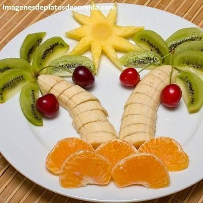 Cuatro imagenes de comida con frutas para niños nutritivas - Paperblog Creative Healthy Snacks, Fruit Salad Tree, Party Salad, Salads For Kids, Tropical Fruit Salad, Kiwi And Banana, Fruit Ideas, Birthday 1st, Decorações Com Comidas