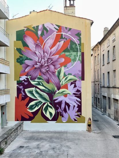 Beautiful Graffiti, Graffiti Flowers, World Breastfeeding Week, Garden Mural, Street Art Paris, Street Art Photography, Graffiti Murals, Chalk Art, Mural Painting