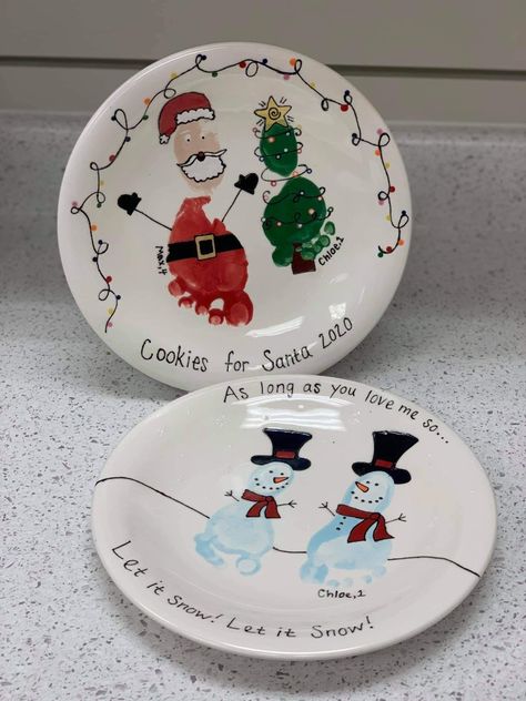 Kid Christmas Plate Diy, Christmas Footprint Plate Diy, Christmas Plate For Grandparents, Diy Santa Plate And Cup, Handprint Christmas Plate Ideas, Christmas Handprint Plate Parent Gifts, Santa Cookie Plate Diy Kids Crafts, Kids Christmas Plates Diy, Cookie Plates For Santa Diy