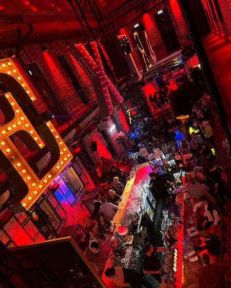 Top 9 Ruin Bars You Must Visit In Budapest | The Tipsy Tours Madrid Walking Tour, Budapest Nightlife, Lisbon Food, Brunch Bar, Brick Decor, Local Beer, Outside Patio, Stag Party, Cozy Cafe