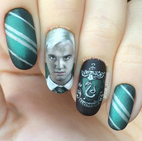 Draco Malfoy Slytherin Green Matte Nail Art Harry Potter Manicure, Maquillage Harry Potter, Harry Potter Nails Designs, Potter Nails, Harry Potter Nail Art, Harry Potter Fanları, Harry Potter Nails, Disney Nail Art, Patrick Nagel