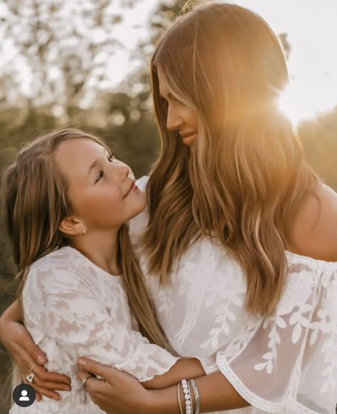 Mommy And Me Sitting Poses, Single Mom Of Two Photos, Mother And Grown Daughter Photo Ideas, Mum And Kids Photoshoot, Mom And Daughter Picture Ideas, Mom And 3 Kids Photoshoot, Mom And Two Kids Poses, Mom And Two Kids Photoshoot, Single Mom Family Pictures Older Kids