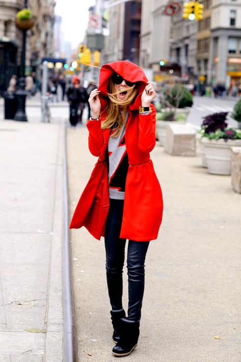 Rain Coat Outfit, Hooded Jacket Outfit, Raincoat Outfit, Red Rain, Shoes Ideas, Coat Outfit, Looks Street Style, Jacket Outfit, Raincoats For Women