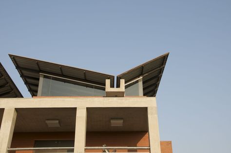 Gallery - The Brick House / Hiren Patel Architects - 8 Hiren Patel Architects, Butterfly Roof, Architectural Ideas, Interior Design Layout, House Roof Design, Roof Extension, House Plan Gallery, House Photo, Roof Architecture