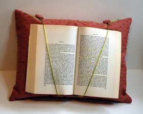 Bayou Quilts, Craft, & Mail Art: Reading Pillow How-To Book Buddy Pillow Diy, Pillow Pockets, Summer School Crafts, Reading Pillows, Christmas To Do List, Nerd Crafts, Diy Sewing Gifts, Book Pillow, Pillow Tutorial