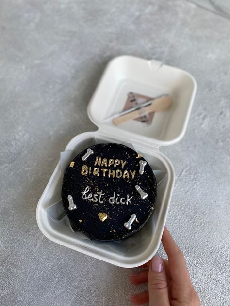 Bakery 90s Mini Cake For Mens Birthday, Bento Cake Writing Ideas, Birthday Cakes Boyfriend, Birthday Bento Cake For Men, Bento Cake Design For Men, Lunchbox Cake For Boyfriend, Boyfriend Birthday Cake Ideas Funny, Mini Cake For Boyfriend, Funny Cakes For Boyfriend