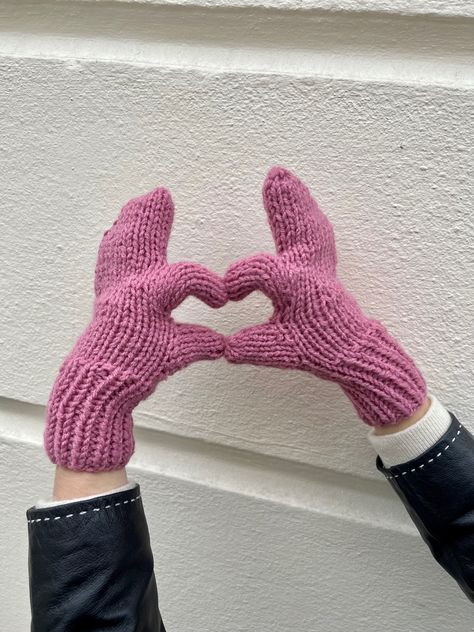 free tabi mittens knitting pattern | fiber arts magazine Tabi Mittens Pattern, Free Mitten Patterns Knitting, Holding Hands Mittens, Knitting Mittens Pattern Free, Tabi Mittens, Glove Knitting Patterns, Mittens Pattern Free, Mitten Knitting Pattern, Felted Knitting