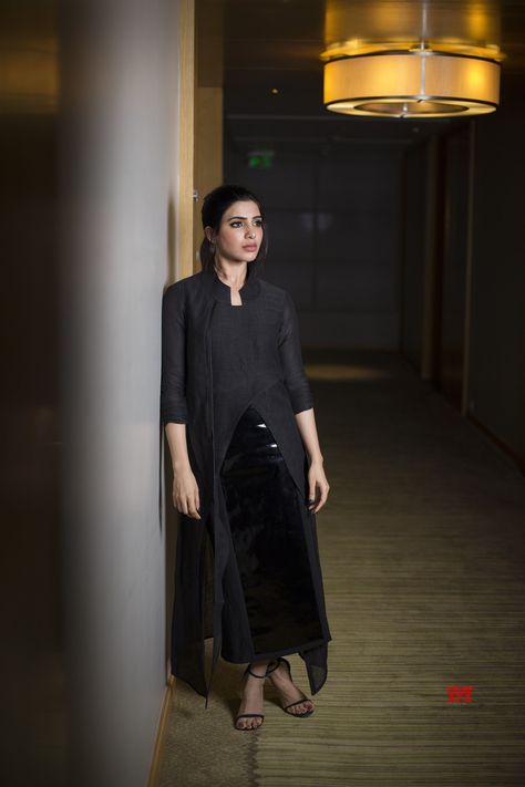 Samantha In Black Dress, Samantha Latest, Simple Suit Designs, Simple Suits, Naga Chaitanya, South Indian Bride Saree, Samantha Akkineni, Black Long Dress, Trisha Krishnan