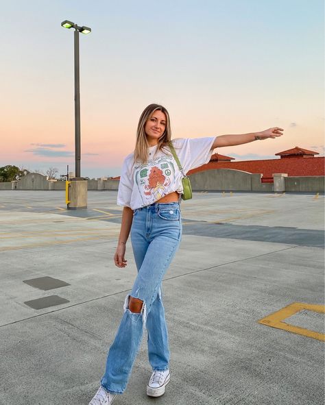 Oversize Tshirt Outfits, 90s Shoulder Bag, Jw Pei, Stylish Photo Pose, Emerald Necklace, T Shirt And Jeans, Tshirt Outfits, How To Pose, Oversized Tee