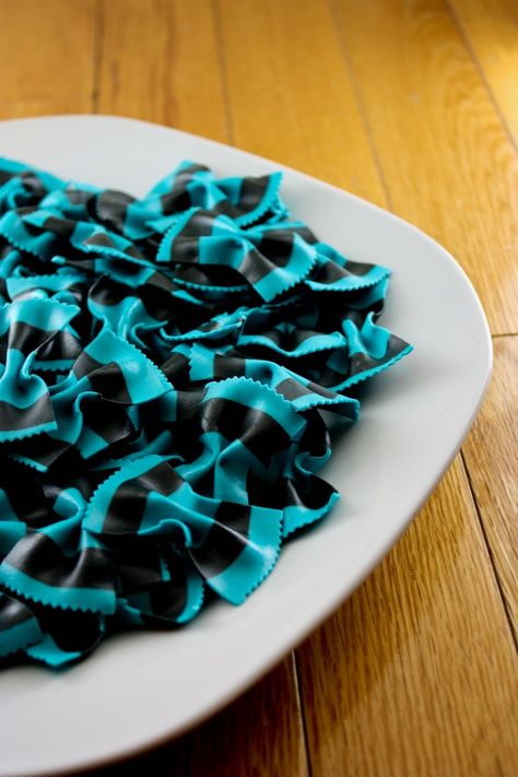 Bow Tie Pasta Recipe, Black Pasta, Rainbow Pasta, Colored Pasta, Pasta Dough Recipes, Tomato Cheese, Pasta Art, Farfalle Pasta, Cheese Stuffed Peppers