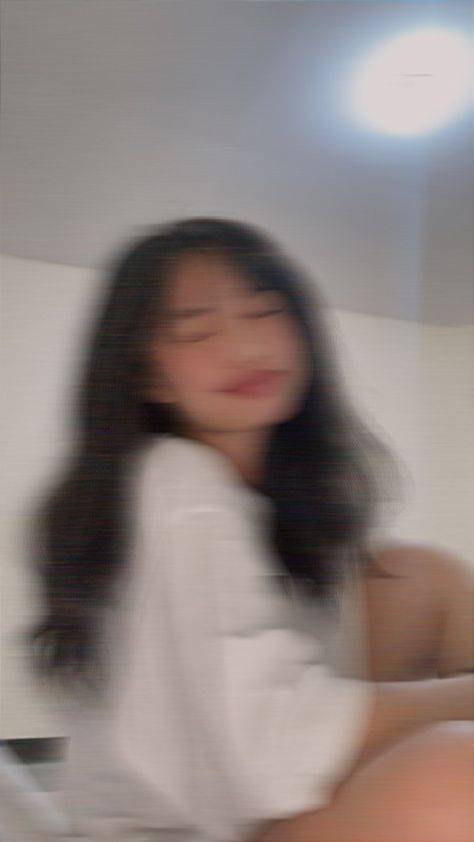 #aesthetic #icon #blurry #blurryface #girl #pfp #longhair Girls Dpz Instagram Aesthetic, Blurry Aesthetic Girl, Blurry Face, Girl Pfp, Girl Standing, Smile Girl, Long Hair Girl, Aesthetic Icon, Hair Pictures