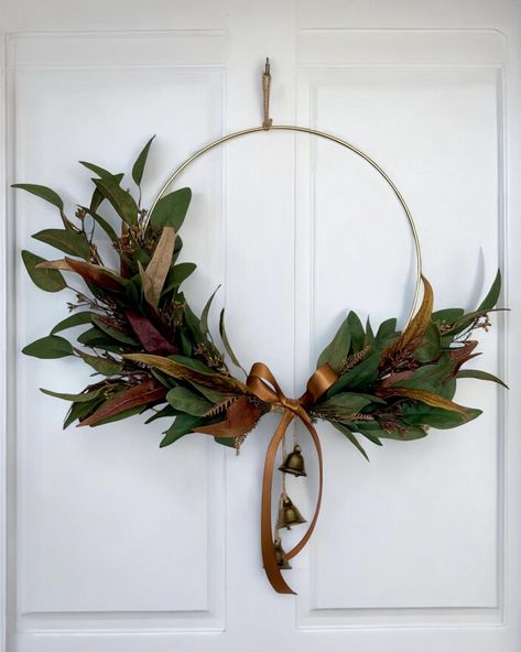 🍃Wreath Elements: 14" gold hoop wreath, faux eucalyptus mix greenery, golden tan satin bow at its center, 3 brass bells, monochromatic faux leaves, floral wire, and twine. 🍃Wreath Dimensions: 14" diameter gold hoop wreath has finished measurements of approximately 25" diameter leaf tip to leaf tip. 🍃Description: This beautiful modern fall wreath is perfect for welcoming guests with a stylish vibe. It features a mix beautiful faux fall eucalyptus greenery leaf with faux monochromatic copper ti Eucalyptus Fall Wreath, Hoop Wreath Christmas, Modern Fall Wreath, Wire Wreaths, Wreath With Bells, Gold Hoop Wreath, Twine Wreath, Fall Eucalyptus, Autumn Front Door