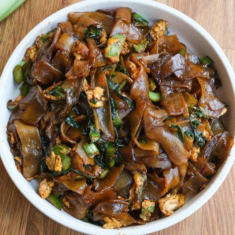 Pad See Ew - im a foodie Instant Pot Pad See Ew, Pas See Ew, Padseeew Recipe, Pad See Ew Recipe Beef, Vegan Pad See Ew, Pad See Ew Recipe, Thailand Street Food, Tasty Noodles Recipe, Thailand Street