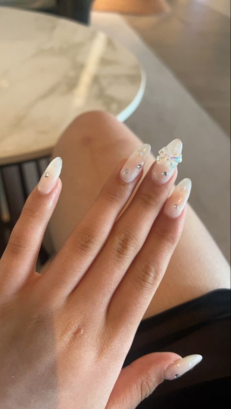 Mail Charm Nails, Butterfly Pearl Nails, Gel Nails Charms, Pearl Bow Nails, Cute Charm Nails, Jelly Nails With Charms, Nail Inspo With Charms, White Nails With Charms, Nail With Bow