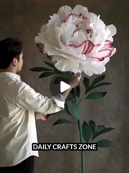 Paper Flowers Gift Ideas, Big Paper Flowers Craft, Crepe Paper Big Flowers, Jumbo Paper Flowers Diy, Big Flower Decorations, Big Flower Craft, How To Make Big Flowers, Large Flowers Diy, How To Make Big Paper Flowers