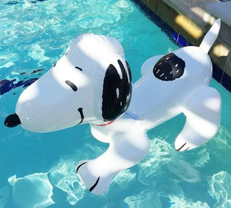 This snoopy is the best version. Cute Pool Floats, Summer Pool Floats, Pool Floats For Kids, Lake Floats, Cool Pool Floats, Cheap Pool, Inflatable Furniture, Pool Floaties, Inflatable Float