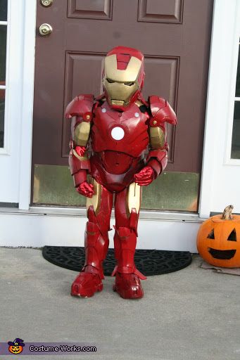 I wish I had the time and money to build this thing. Iron Man Family Costume, Avenger Toys, Iron Man Halloween Costume, Mad Hatter Costume Kids, Creative Diy Costumes, Iron Man Kids, Iron Man Costume, Army Men Toys, Ironman Costume