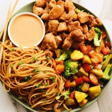 Easy Hibachi Chicken Recipe with Homemade Yum Yum Sauce Chicken With Yum Yum Sauce, Hibachi Sauce Recipe, Easy Hibachi Chicken, Hibachi Chicken Recipe, Easy Hibachi, Homemade Yum Yum Sauce, Hibachi Sauce, Cooked Rice Recipes, Hibachi Chicken