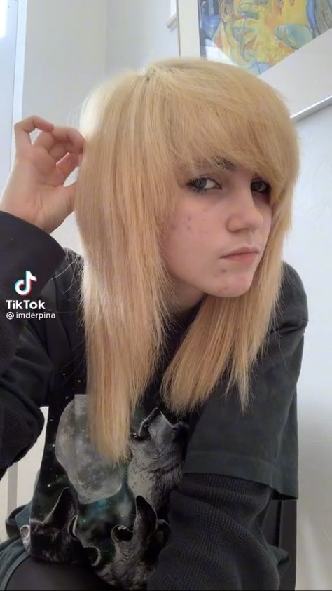 Blond Emo Hair, Scene Hair With Bangs, Blond Scene Hair, Emo Hair Inspiration, Scene Blonde Hair, Alt Hair For Round Face, Scene Shag Hair, Scene Hair 360, Emo Hair Blonde