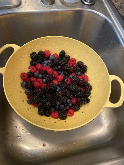 How To Clean Blackberries, Cleaning Raspberries, How To Clean Berries, Cleaning Fruit, Homemade Snow Cones, Clean Fruit, Make Simple Syrup, Stop Feeling, How To Make Smoothies