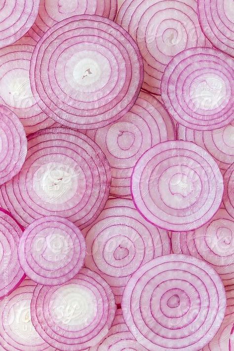 Beautiful red onion slices! Vegetables Photography, Geometry In Nature, Pattern Photography, Amoled Wallpapers, Food Texture, Fruit Photography, Texture Inspiration, Texture Photography, Red Onions