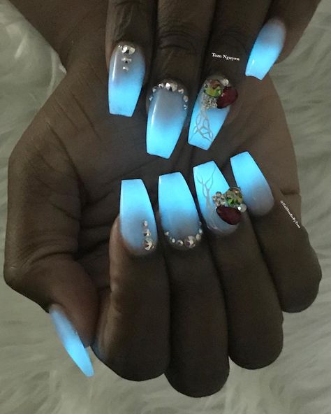 Simple Acrylic Nails Ideas, Glow In The Dark Nails, Nailart Glitter, Nail Polish Manicure, White Coffin Nails, Nails Products, Dark Nail Polish, Wedding Manicure, Dark Nail