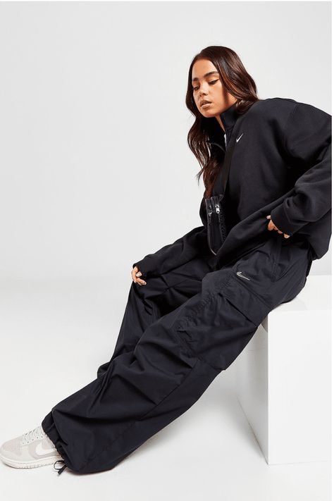 Cargo Track Pants Outfit, Black Track Pants Outfit Women, Nike Cargo Pants Outfit, Women Corporate Fashion, Lecture Outfits, Nike Pants Outfit, Nike Track Pants Outfits, Black Cargo Pants Outfit Women, Dancer Fits