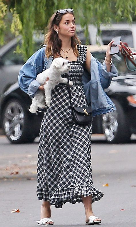 Los Angeles Beach, Woven Leather Sandals, Famous Outfits, Black Aviator Sunglasses, Black Chelsea Boots, The Nines, Slim Straight Jeans, Celebrity Look, Looks Style