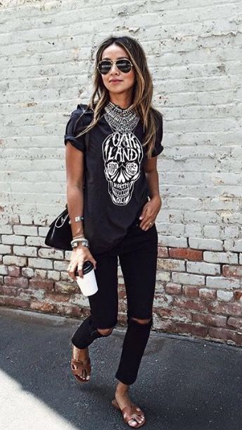 Tshirt and statement necklace Ripped Jeans Ideas, Styling Tees, Woman In Black, Edgy Chic, Sincerely Jules, Mode Casual, Trendy Summer Outfits, Rock Chic, Looks Street Style