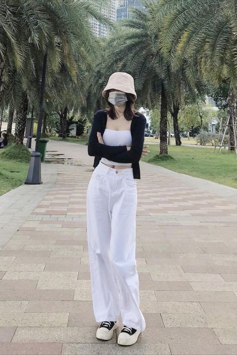 White Top And Jeans Outfit Korean, Korea Jeans Outfit, White Jeans Outfit Korean Style, White Top Korean Outfit, White Trousers Outfit Korean, How To Style White Pants Aesthetic, Moa Outfit Ideas, Cute Outfits White Jeans, Aesthetic White Jeans Outfit